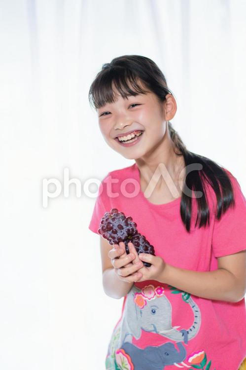 葡萄と子供 葡萄,デラウェア,子供の写真素材
