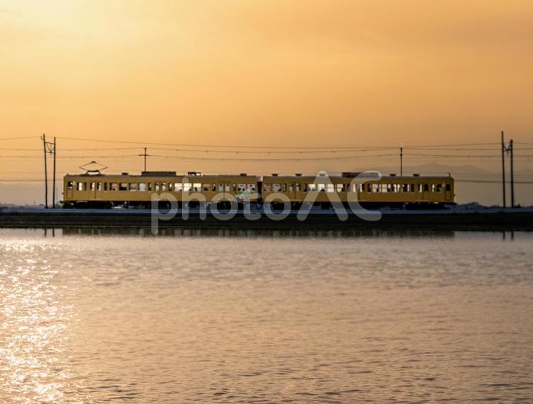 電車と夕焼け 電車,近江鉄道,鉄道の写真素材