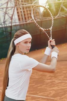 テニスボールを持つアスリート　日差し 女性,外国人,テニスの写真素材