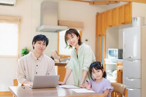在宅勤務をするお父さんと家族 在宅勤務をするお父さんと家族 インターネット,休校,育児休暇の写真素材