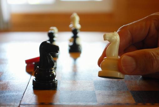 チェスのナイトを持つ手元　左向き チェス,ゲーム,馬の写真素材