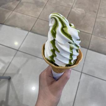 ソフトクリーム〜抹茶ソースがけ ソフトクリーム〜抹茶ソースがけ ソフトクリーム,抹茶,アイスクリームの写真素材