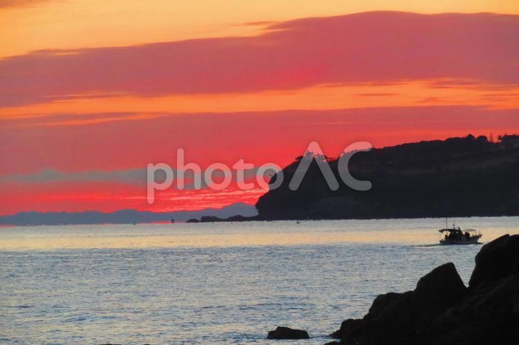 令和４年正月２日のさぬき市大串半島からの瀬戸内海の朝焼けと日の出 背景,朝焼け,日の出の写真素材