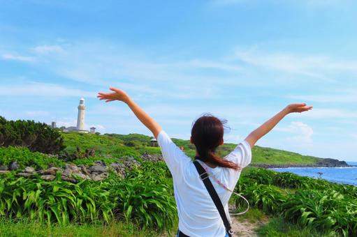 角島灯台を眺めながら深呼吸する女性 角島灯台を眺めながら深呼吸する女性 女性,後ろ姿,ポニーテールの写真素材