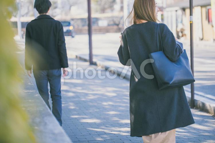 コーヒーを片手に通勤する女性　Office Lady 出勤,朝,昼の写真素材