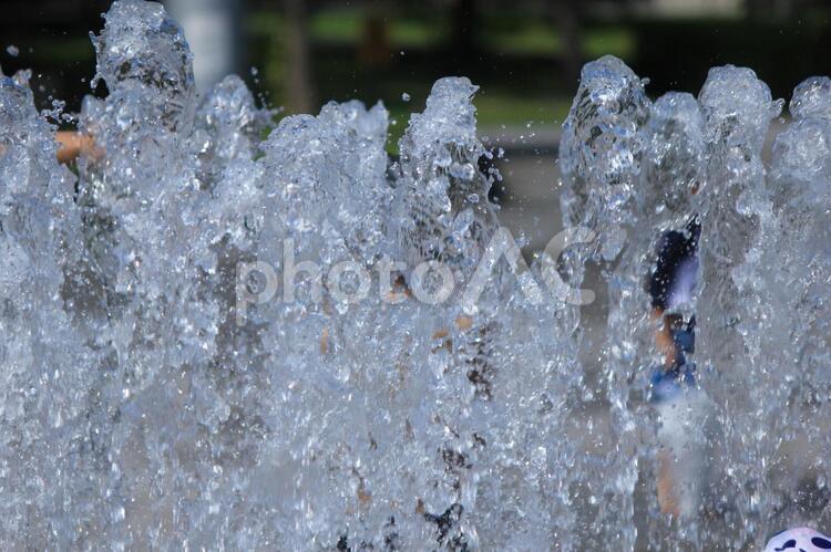 夏の噴水の風景１ 噴水,水しぶき,夏の写真素材