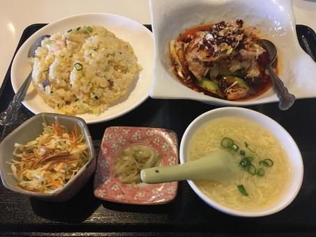 油淋鶏と炒飯のセット 油淋鶏と炒飯のセット 油淋鶏,炒飯,卵スープの写真素材