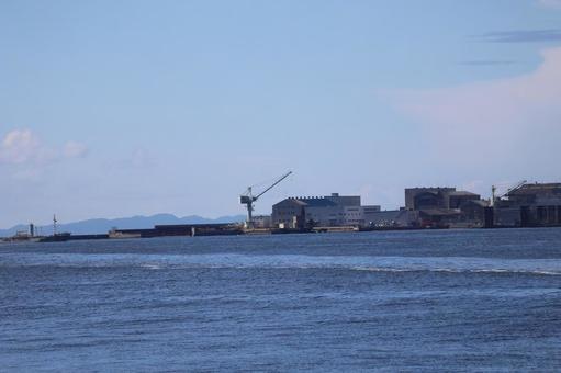 青い海とクレーンのある港湾の街と空の風景 青い,海,クレーンの写真素材