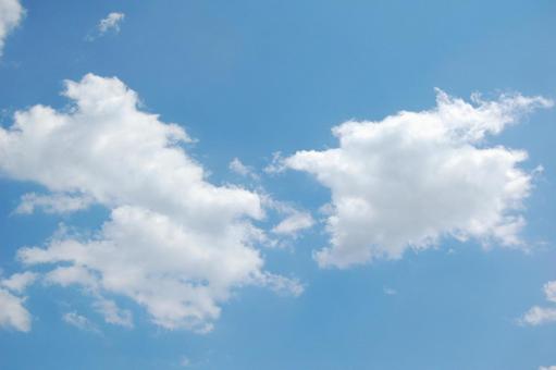 ふんわりと浮かぶ雲と青空 ふんわりと浮かぶ雲と青空の写真