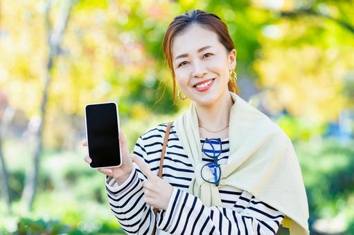 拿著智能手機的女性, JPG 拿著智能手機的女性, 智能手機, 女子, iot, JPG