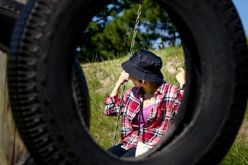 ＜素材＞夏の公園でブランコで遊ぶ女性 女性,ブランコ,公園の写真素材