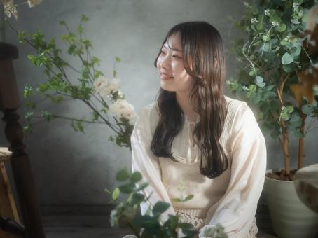 24:植物を背景に微笑む女性 24:植物を背景に微笑む女性 女性,女の子,人物の写真素材