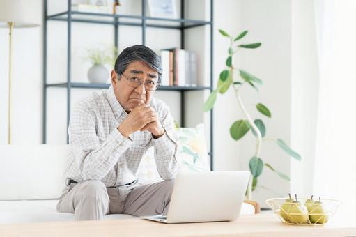 パソコンに悩むシニアの男性 パソコンに悩むシニアの男性 悩む,パソコン,シニアの写真素材