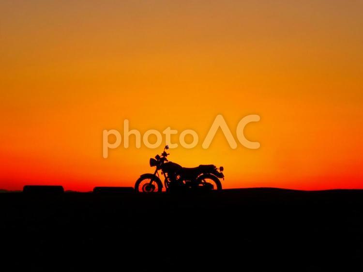 夕日に映えるバイク2 オートバイ,バイク,夕日の写真素材