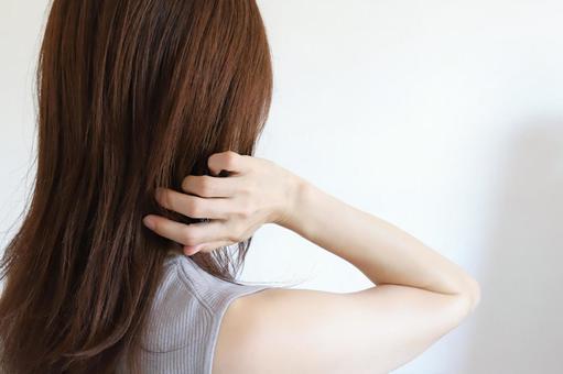 髪の毛を触る女性　ヘアケア 女性,髪の毛,髪を触るの写真素材