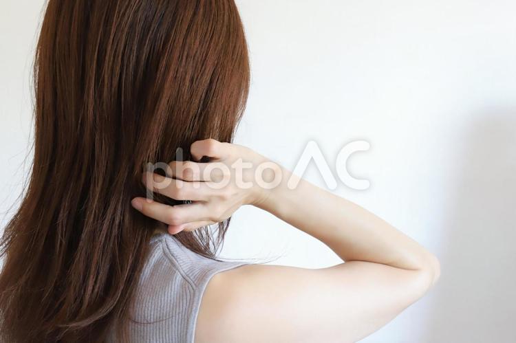 髪の毛を触る女性　ヘアケア 女性,髪の毛,髪を触るの写真素材