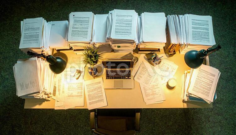 書類まみれの会社の机 ブラック企業,書類,資料の写真素材