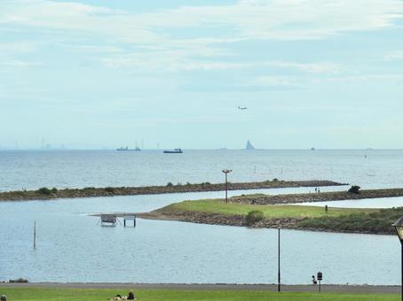 葛西臨海公園から見る海 葛西臨海公園から見る海 葛西臨海公園,空,海の写真素材