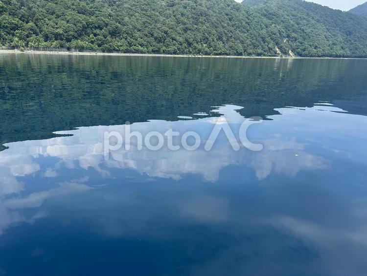 湖面に映る山と空　夏　支笏湖ブルー2 湖,山,支笏湖の写真素材
