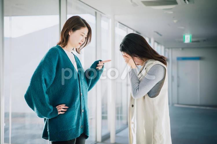 怒る女性と悲しむ女性2人 怒る,泣く,いじめの写真素材