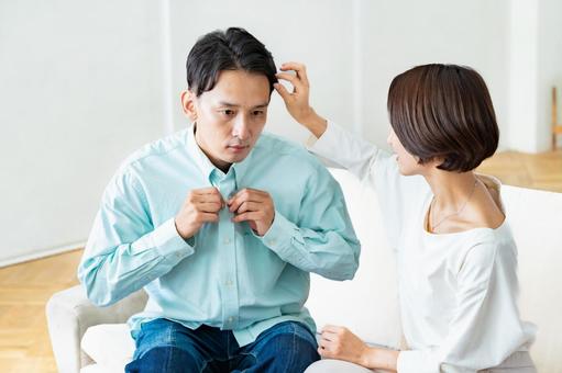 身だしなみを整える男性 身だしなみ,支度,準備の写真素材
