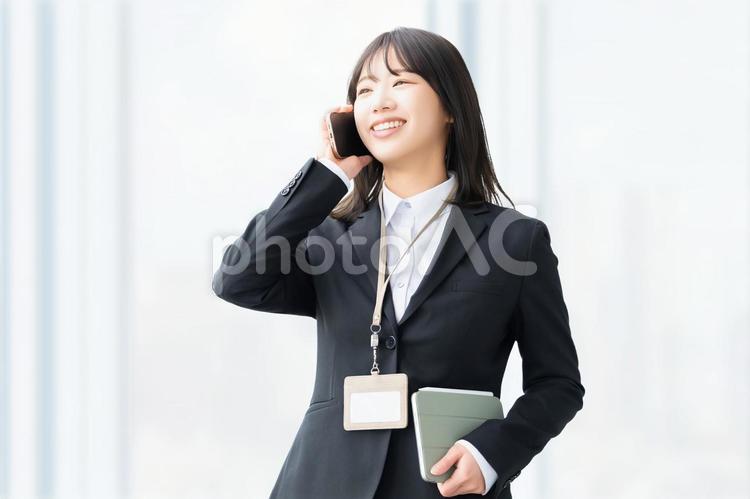 スマホで話す笑顔の女性・ビジネスウーマン 女性,スマホ,ビジネスの写真素材