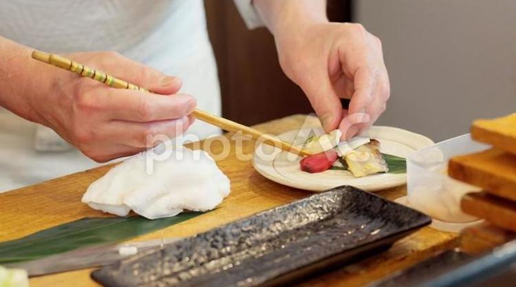 料理を盛り付ける料理人の手元 料理,料理人,西京焼きの写真素材