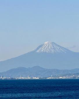 焼津市から駿河湾越しに望む富士山 焼津市から駿河湾越しに望む富士山の写真