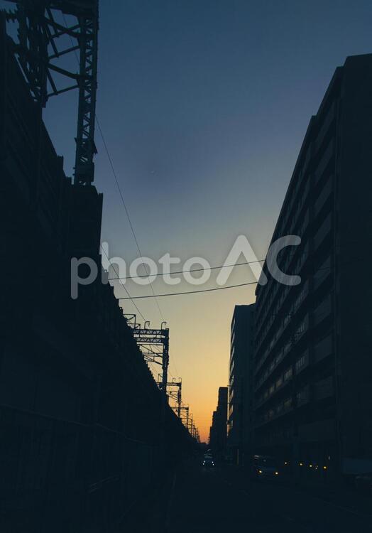 夕暮れ　逆光　線路　路地 夕暮れ,逆光,線路の写真素材