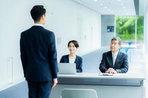 オフィスで面談するビジネスパーソン 面接,面談,笑顔の写真素材