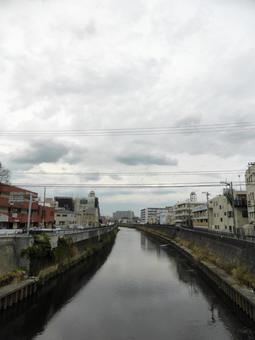 曇り空の柏尾川を大船・大和橋より望む 曇り空の柏尾川を大船・大和橋より望むの写真
