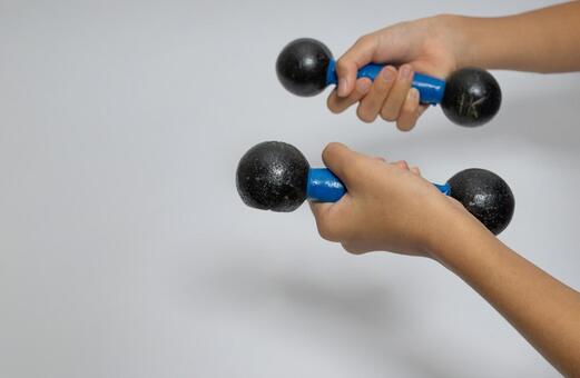 ダンベルを持って筋力トレーニングをする手 筋力トレーニング,ダンベル,運動の写真素材