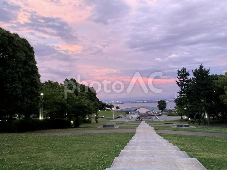 夕暮れ時の空 空,赤紫の空,夕焼けの写真素材