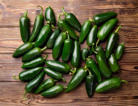 敷き詰めた沢山のハラペーニョの写真