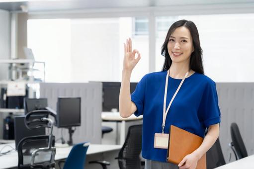 オフィスカジュアルの若い女性エンジニア オフィスカジュアルの若い女性エンジニア ビジネス,エンジニア,女性の写真素材
