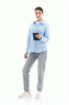 スマホを持ちカメラ目線の女性 スマホを持ちカメラ目線の女性の写真