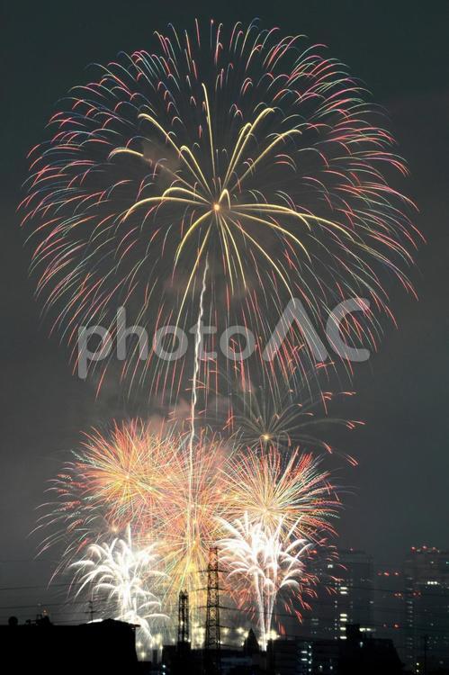 なにわ淀川花火大会　縦　 なにわ淀川花火大会,8月27日,令和4年8月27日の写真素材