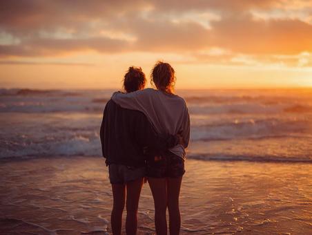 美しい夕暮れのビーチで過ごすひととき 美しい夕暮れのビーチで過ごすひとときの写真