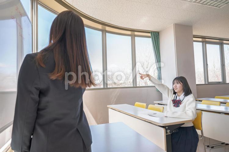 指差す学生 質問,疑問,指摘の写真素材