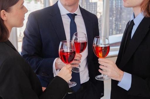 ワイングラスを持つ3人の手元の写真