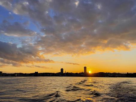 海から見た陸の夕暮れの写真