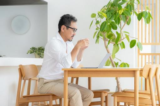 テレワークをするミドルの男性 テレワークをするミドルの男性 テレワーク,男性,ミドルの写真素材