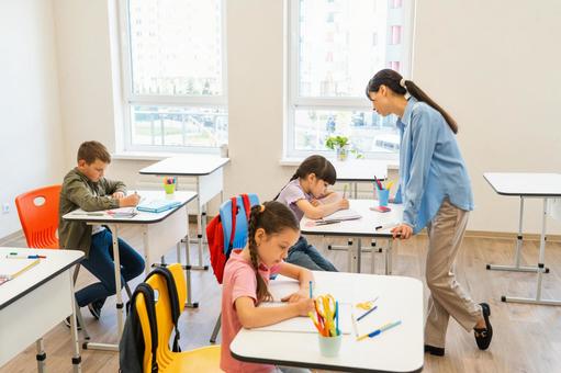 真剣に勉強する生徒と教える先生 女性,女の子,男の子の写真素材