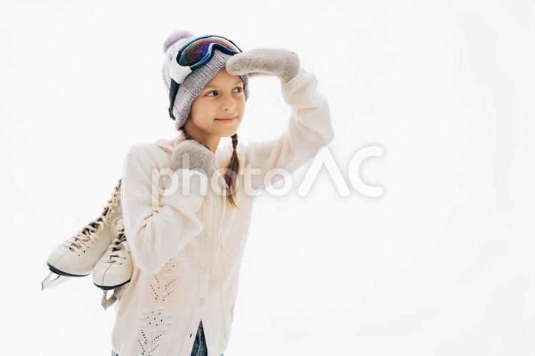 スケート靴を持って探している女の子 冬,スポーツ,ウィンタースポーツの写真素材