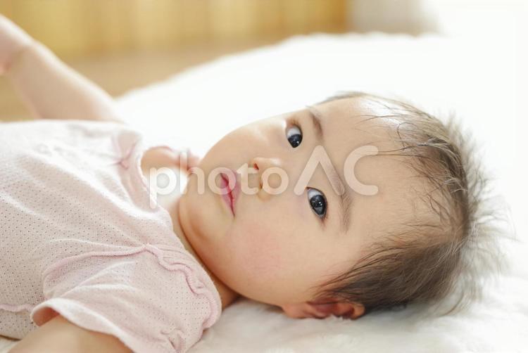 無邪気に笑う赤ちゃんポートレート 赤ちゃん,ベビー,かわいいの写真素材
