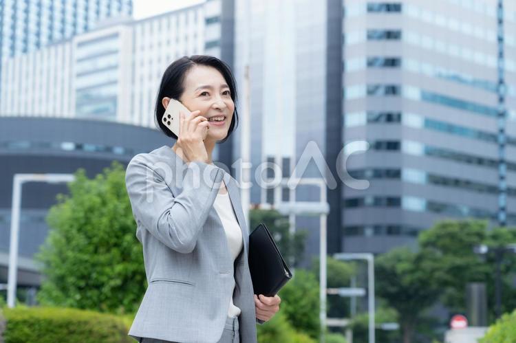 オフィス街で働くミドルのビジネスウーマン ビジネス,女性,スマホの写真素材
