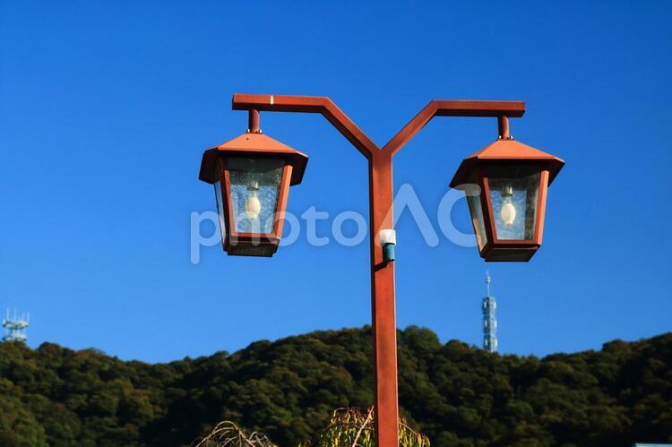青空と街灯 街灯,青空,山の写真素材