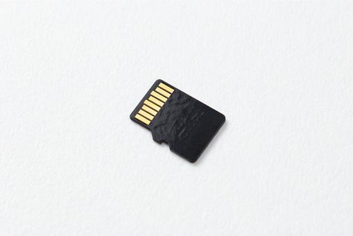 白背景にマイクロSDカード 白背景にマイクロSDカードの写真