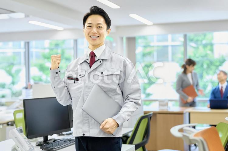 ガッツポーズする作業員　エンジニア　会社 エンジニア,ガッツポーズ,ノートパソコンの写真素材