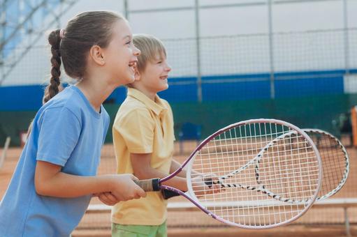 スポーツに挑む子供たち 男の子,女の子,外国人の写真素材
